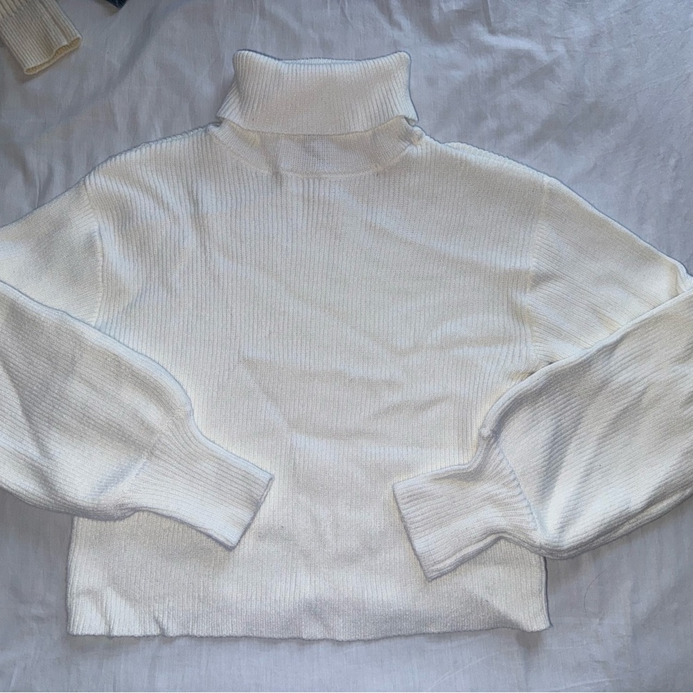 New Blue Rain White turtle neck sweatshirt NEVER WORN